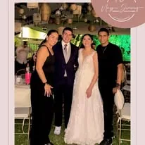 Mesa larga preparada para boda