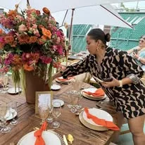 Decoración floral y vajilla para evento